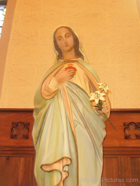 Statue Of Beautiful Mother Marry