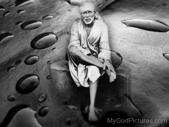 Black and White Sitting Image Of Sai Baba Ji