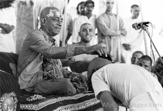 Abhay Charanaravinda Bhaktivedanta Swami Prabhupada With Followers