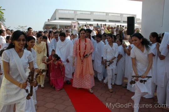 Anandmurti Gurumaa With Devotees