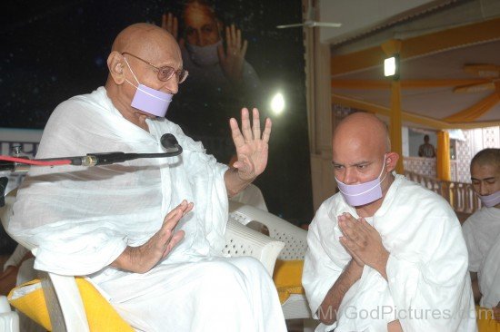 Acharya Mahashraman Greets Acharya Mahapragya Ji