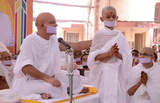 Acharya Mahashraman With Little Devotee