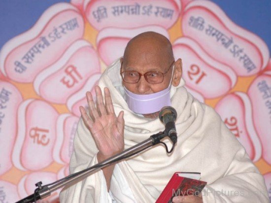 Acharya Shri Mahapragya Ji Giving Blessings