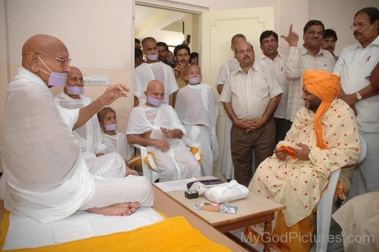 Acharya Shri Mahapragya Ji With Devotees