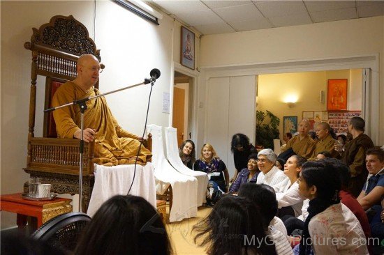 Ajahn Brahm Intracting With Devotees