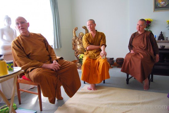 Ajahn Sumedho Sitting With Disciples