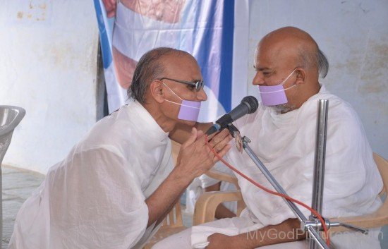 Devotee Greeting Acharya Mahashraman Ji