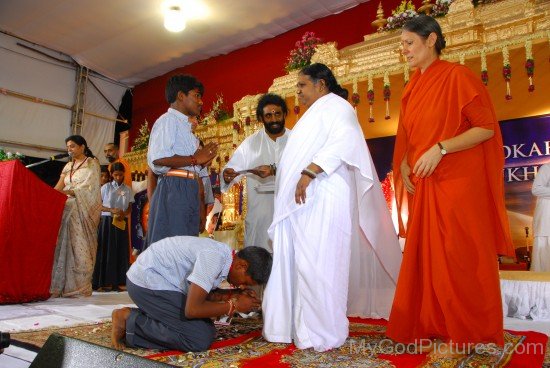 Devotee Greets Mata Amritanandamayi Ji