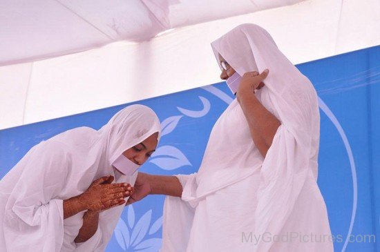 Devotee Greets Sadhvi Kanakprabha Ji