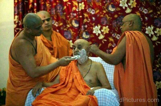 Devotees Doing Shave Of Pramukh Swami Maharaj Ji