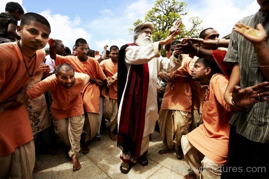 Jaggi Vasudev Ji With His Devotees