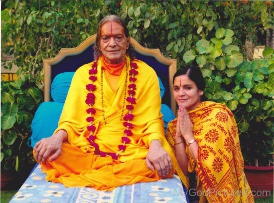 Kripalu Maharaj Ji With His Devotee