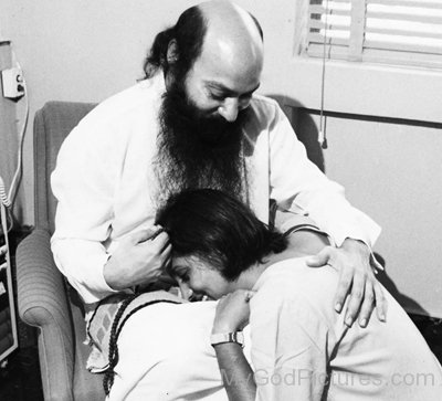 Maa Anand Sheela Greets Rajneesh Osho