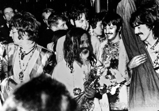 Maharishi Mahesh Yogi Ji With His Devotees