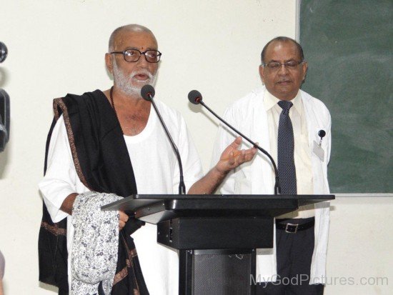 Morari Bapu Giving Speech In Medical College