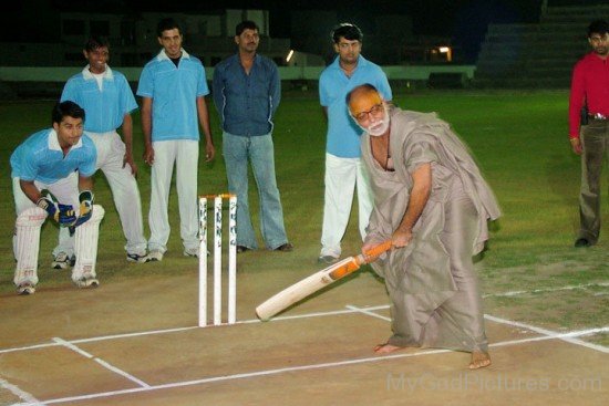 Morari Bapu Playing Cricket