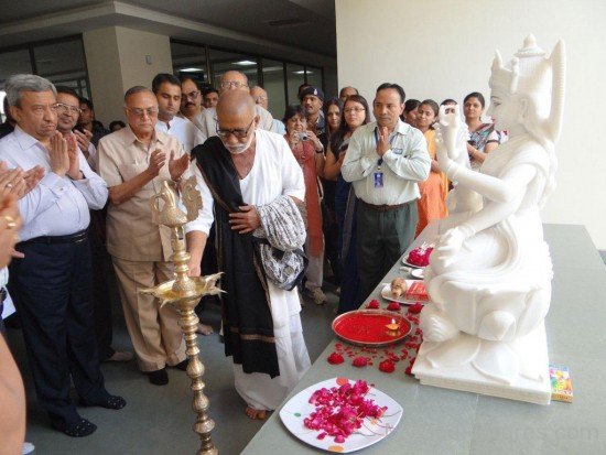 Morari Bapu With Medical College Staff