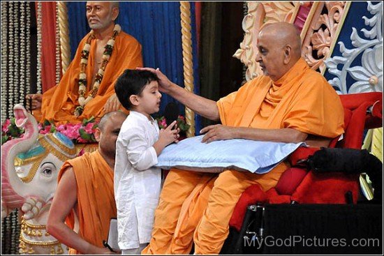 Pramukh Swami Maharaj Giving Blessing To Little Child