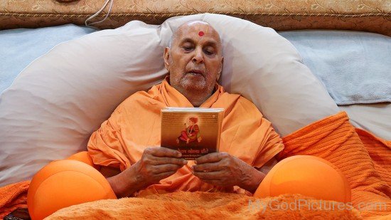 Pramukh Swami Maharaj Reading Book