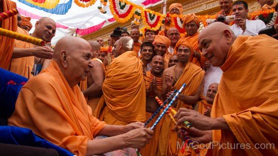 Pramukh Swami Maharaj With Devotees