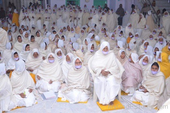 Sadhvi Kanakprabha Ji With Devotees