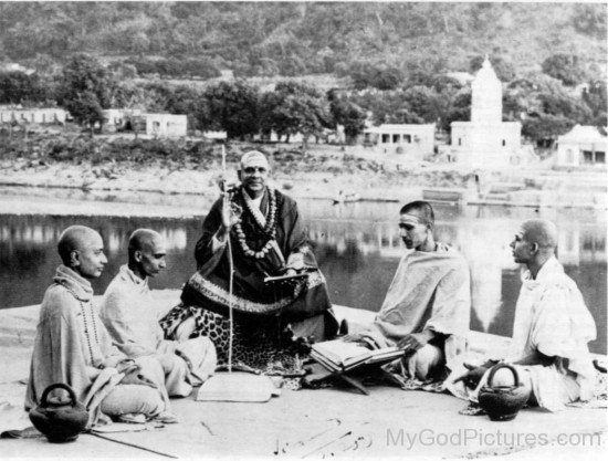 Sivananda Saraswati With His Disciples