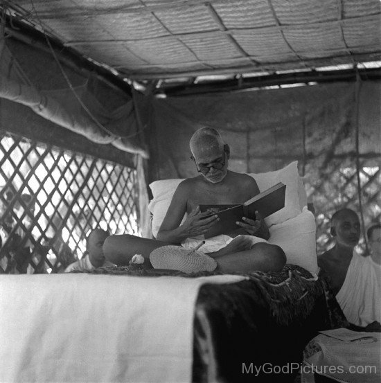 Sri Ramana Maharshi Reading Book