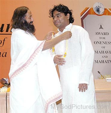 Sri Sri Ravi Shankar Honouring A.R Rehman