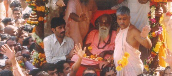 Swami Gagangiri Maharaj With His Devotees