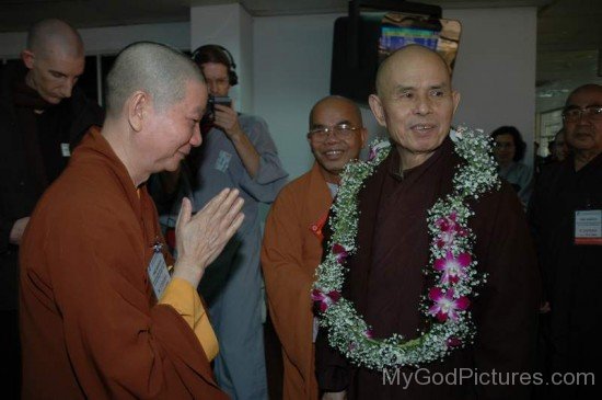 Han Hoan Ngay Greets Thich Nhat Hanh