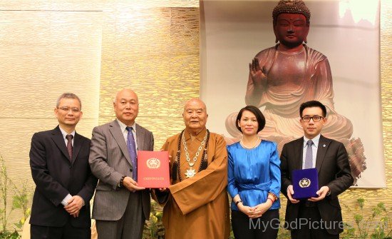 Hsing Yun Receiving Certificate