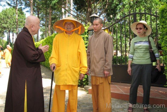 Thich Thanh Tu With Their Disciples