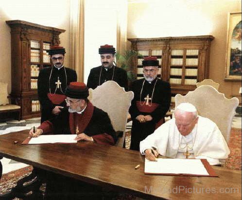 Patriarch Dinkha and Pope John Paul II signing The Common Christological Agreement