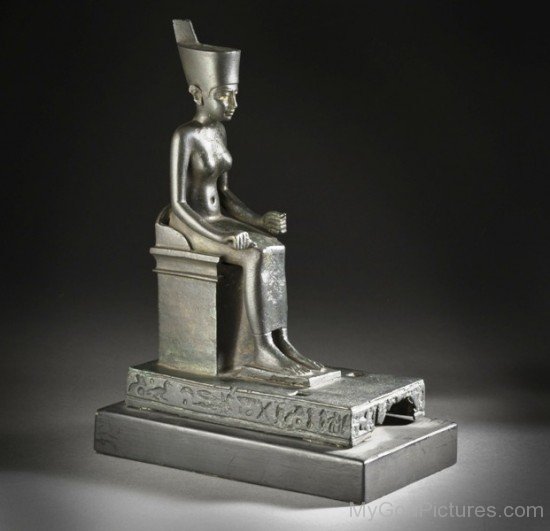 Sitting Statue Of Neith.jpg-ce316